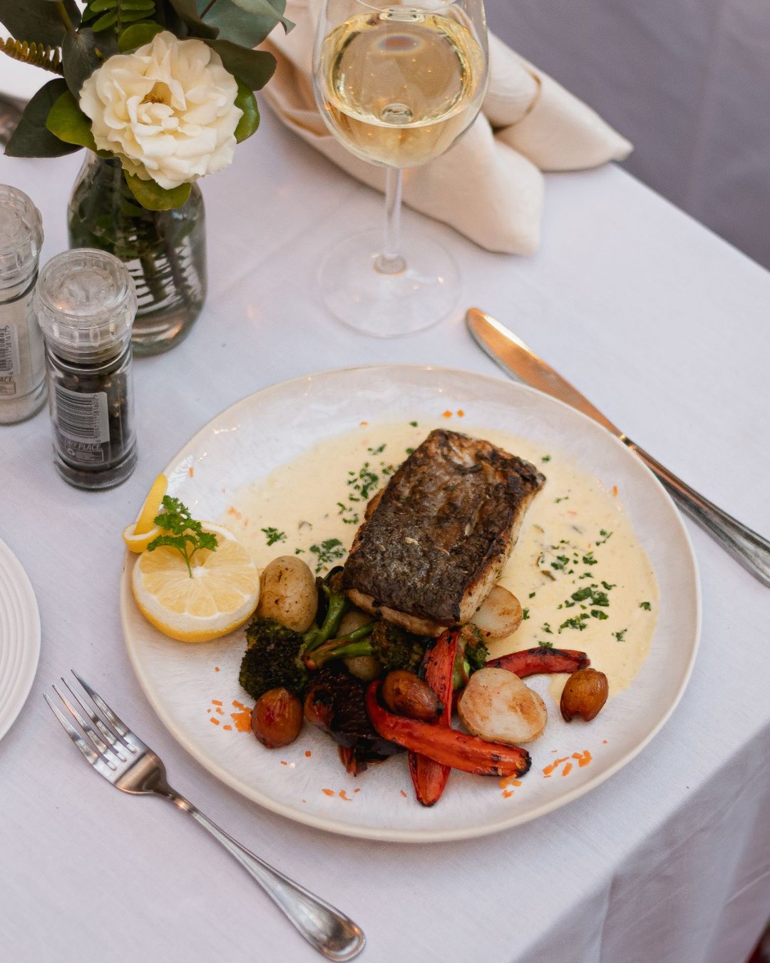 Val De Vine: pan-fried fish with roast vegetables and a glass of white wine